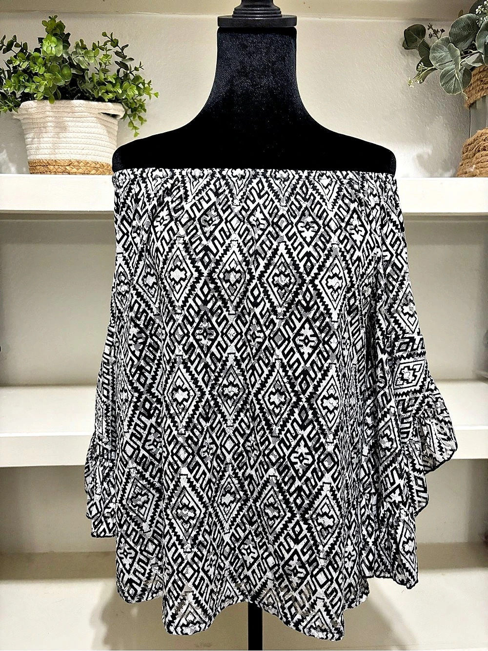 Urban mangoz
Off-Shoulder Geometric Top in Black & White Size Medium